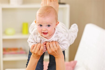 simsearch:400-05899075,k - Baby playing with mother at home Fotografie stock - Microstock e Abbonamento, Codice: 400-05899099