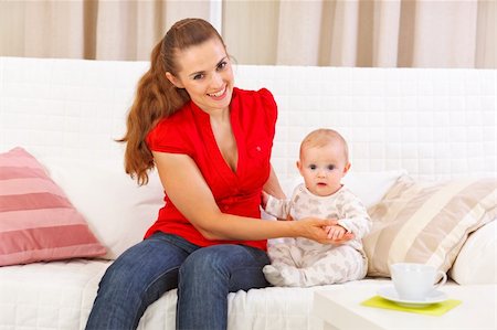 simsearch:400-06086432,k - Baby sitting with mother on sofa Stockbilder - Microstock & Abonnement, Bildnummer: 400-05899091