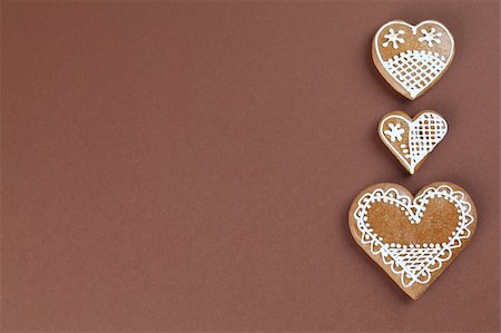 Gingerbread hearts on brown background Foto de stock - Royalty-Free Super Valor e Assinatura, Número: 400-05899194
