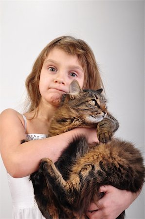 simsearch:400-07293083,k - close-up portrait of a little girl holding her cat Photographie de stock - Aubaine LD & Abonnement, Code: 400-05899297