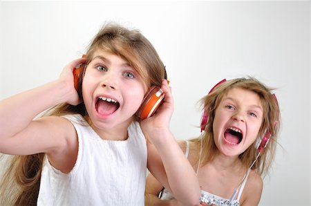 two shouting young girls with headphones Photographie de stock - Aubaine LD & Abonnement, Code: 400-05899305