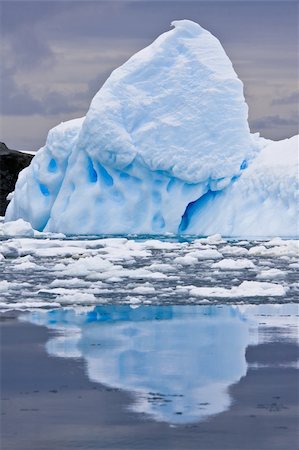 simsearch:400-05383454,k - Huge iceberg in Antarctica Foto de stock - Royalty-Free Super Valor e Assinatura, Número: 400-05899518