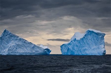 simsearch:400-05383454,k - Huge icebergs in Antarctica, dark sky Foto de stock - Royalty-Free Super Valor e Assinatura, Número: 400-05899520