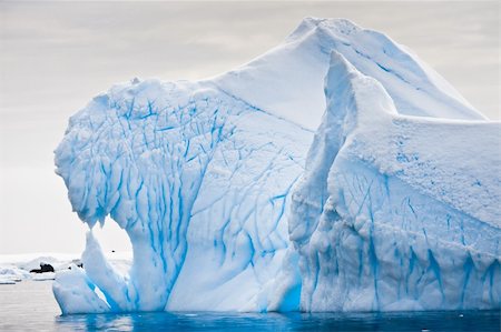 simsearch:400-05383454,k - Antarctic Glacier with cavities. Beautiful winter background. Foto de stock - Royalty-Free Super Valor e Assinatura, Número: 400-05899595