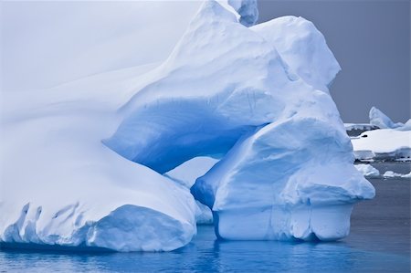 simsearch:400-05383454,k - Antarctic iceberg in the snow Foto de stock - Royalty-Free Super Valor e Assinatura, Número: 400-05899614