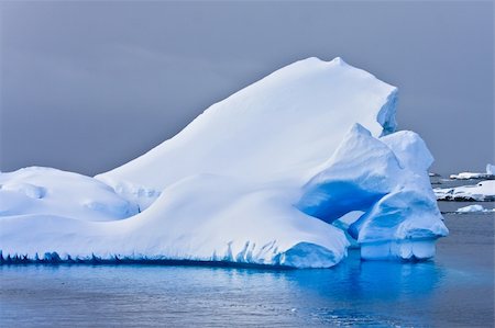 simsearch:400-05383454,k - Antarctic iceberg in the snow Foto de stock - Royalty-Free Super Valor e Assinatura, Número: 400-05899613