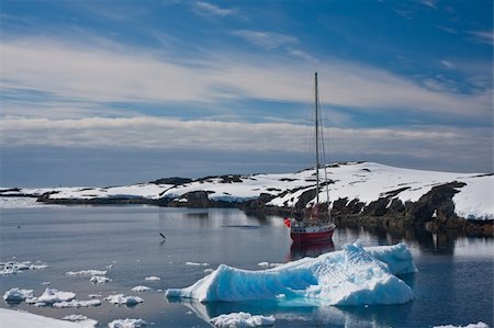 yacht sailing among the glaciers in Antarctica Photographie de stock - Aubaine LD & Abonnement, Code: 400-05899630