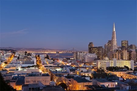 san francisco night - Image of San Francisco skyline with Bay Bridge at twilight. Foto de stock - Super Valor sin royalties y Suscripción, Código: 400-05890034