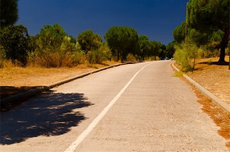 empty country road at summer in Tossa del Mar, Spain Foto de stock - Super Valor sin royalties y Suscripción, Código: 400-05890260