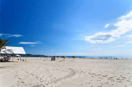 simsearch:400-05891391,k - empty beach at sunny day with footprints, Spain Photographie de stock - Aubaine LD & Abonnement, Code: 400-05890326