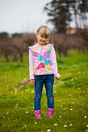 simsearch:400-06768635,k - Cute little girl standing on a green field with flowers Foto de stock - Royalty-Free Super Valor e Assinatura, Número: 400-05890706