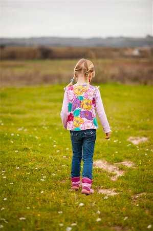 simsearch:400-06768635,k - Cute little girl walking on a green field with flowers Foto de stock - Royalty-Free Super Valor e Assinatura, Número: 400-05890703