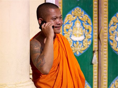 mid adult buddhist monk speaking with cell phone in monastery, Phnom Penh, Cambodia, Asia Foto de stock - Super Valor sin royalties y Suscripción, Código: 400-05890793