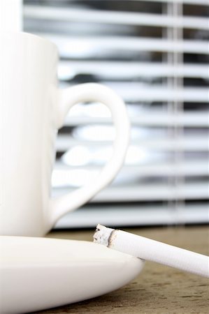 simsearch:628-05817806,k - Cigarette on ashtray with cup of coffee Photographie de stock - Aubaine LD & Abonnement, Code: 400-05890855