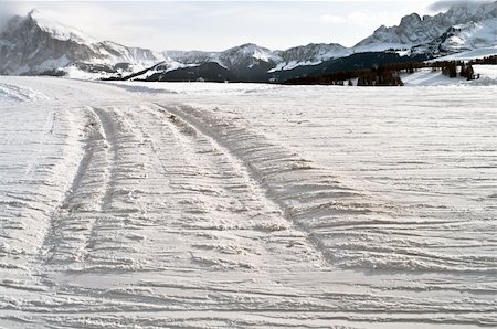 simsearch:400-04786819,k - Tracks in the snow in winter time on dolomiti mountains Stockbilder - Microstock & Abonnement, Bildnummer: 400-05891031