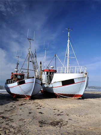 fisch-trawler - Fishing boats on shore at the Danish west coast Stockbilder - Microstock & Abonnement, Bildnummer: 400-05892206