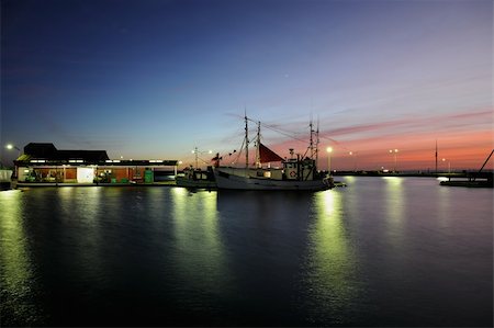 simsearch:400-05718887,k - Fishing boats  late evening with the sun's last colors in the sky Foto de stock - Royalty-Free Super Valor e Assinatura, Número: 400-05892771