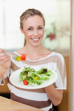 simsearch:400-05741501,k - Smiling woman offering salad Stockbilder - Microstock & Abonnement, Bildnummer: 400-05893036