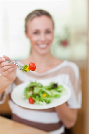 simsearch:400-05741501,k - Salad being offered by smiling woman Stockbilder - Microstock & Abonnement, Bildnummer: 400-05893037