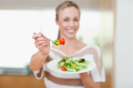 simsearch:400-05741501,k - Tomato being offered by smiling woman Stockbilder - Microstock & Abonnement, Bildnummer: 400-05893039