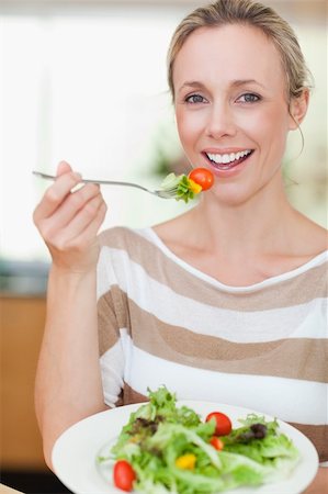 simsearch:6109-06194424,k - Smiling woman eating some salad Stockbilder - Microstock & Abonnement, Bildnummer: 400-05893032