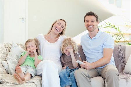 simsearch:6109-06005216,k - Family laughing on the sofa together Foto de stock - Super Valor sin royalties y Suscripción, Código: 400-05893111