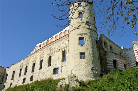 polish castle - Janowiec renaissance castle, built between 1508-1526 on a high bank of the Vistula river Stock Photo - Budget Royalty-Free & Subscription, Code: 400-05893670