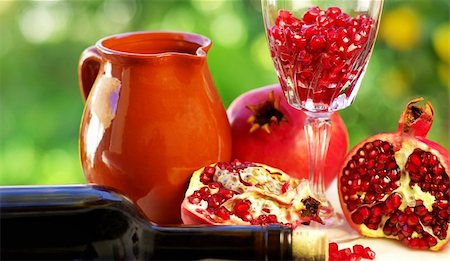 simsearch:400-04294971,k - pomegranate and glass of red wine Photographie de stock - Aubaine LD & Abonnement, Code: 400-05893882