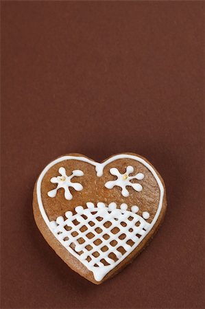 Gingerbread heart on brown background Foto de stock - Royalty-Free Super Valor e Assinatura, Número: 400-05904196
