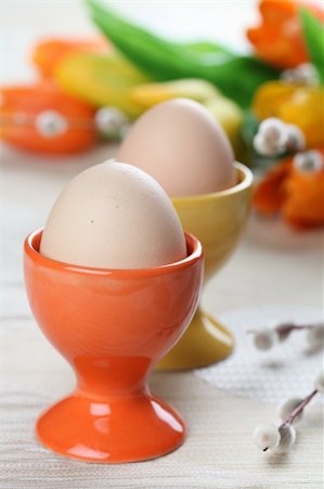 simsearch:400-04291976,k - Eggs in orange and yellow eggcups with tulips and catkins in background Photographie de stock - Aubaine LD & Abonnement, Code: 400-05904191
