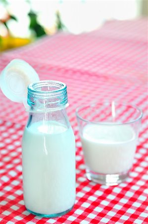 glass of milk and bottle on table Photographie de stock - Aubaine LD & Abonnement, Code: 400-05904236