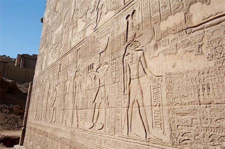 simsearch:400-04782815,k - Hieroglypic carvings on wall at the ancient egyptian temple of Khnum in Esna Foto de stock - Super Valor sin royalties y Suscripción, Código: 400-05904273