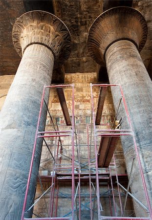 Columns in the ancient egyptian temple of Khnum at Esna with hieroglyphic carvings and scaffolding for restorations Stockbilder - Microstock & Abonnement, Bildnummer: 400-05904408