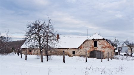 spooky field - Abandoned farm house in the middle of a snowy landscape Photographie de stock - Aubaine LD & Abonnement, Code: 400-05904490