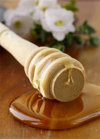 simsearch:400-04865454,k - fresh golden honey  with a wooden spoon and flowers Stockbilder - Microstock & Abonnement, Bildnummer: 400-05904649