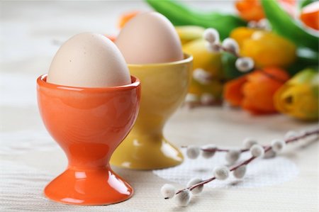 simsearch:400-04291976,k - Eggs in orange and yellow eggcups with tulips and catkins in background Photographie de stock - Aubaine LD & Abonnement, Code: 400-05905548