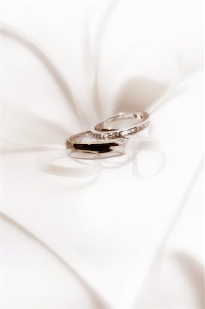 ersler (artist) - close up view of two wedding rings on white back Fotografie stock - Microstock e Abbonamento, Codice: 400-05906475