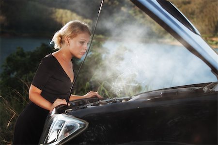 simsearch:400-06061542,k - portrait of young beautiful woman with broken car aside Stock Photo - Budget Royalty-Free & Subscription, Code: 400-05906972