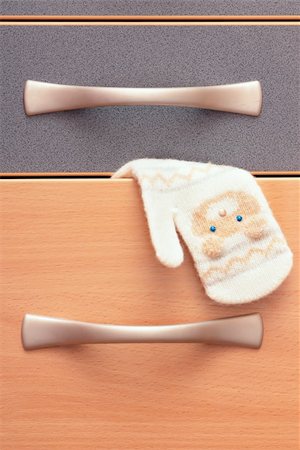 simsearch:600-06752175,k - A mitten hanging out of a cupboard Fotografie stock - Microstock e Abbonamento, Codice: 400-05907082