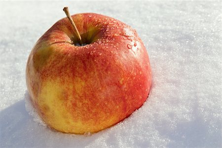 An apple lay on snow at day light Photographie de stock - Aubaine LD & Abonnement, Code: 400-05907143