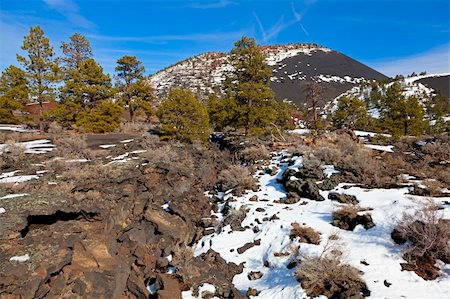 Sunset Crater and surrounding lava field in winter Foto de stock - Super Valor sin royalties y Suscripción, Código: 400-05907385