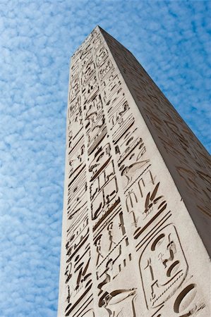 Large ancient obelisk with egyptian hieroglyphics at Karnak temple in Luxor against a blue sky background Photographie de stock - Aubaine LD & Abonnement, Code: 400-05907811