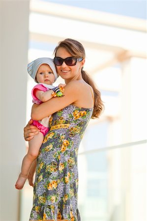simsearch:400-06067090,k - Portrait of mother holding baby on street Stockbilder - Microstock & Abonnement, Bildnummer: 400-05908566