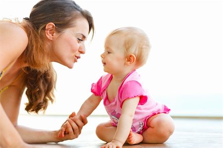 simsearch:400-06067090,k - Young mother playing with baby on floor Stockbilder - Microstock & Abonnement, Bildnummer: 400-05908572