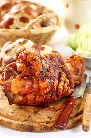 simsearch:400-04295211,k - Grilled knuckle of pork with bread rolls and lettuce salad Fotografie stock - Microstock e Abbonamento, Codice: 400-05908920