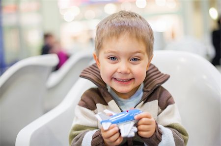 simsearch:400-07474903,k - Cute little boy playing with a toy airplane in airport Foto de stock - Super Valor sin royalties y Suscripción, Código: 400-05909546