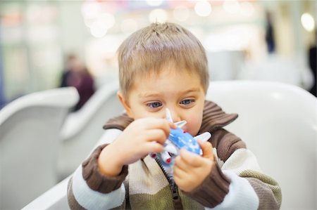 simsearch:400-07474903,k - Cute little boy playing with a toy airplane in airport Foto de stock - Super Valor sin royalties y Suscripción, Código: 400-05909547