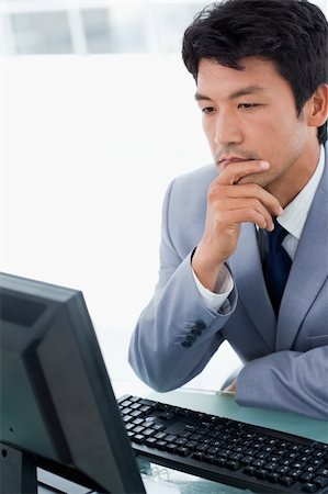 simsearch:400-05285550,k - Portrait of an office worker using a monitor in his office Stockbilder - Microstock & Abonnement, Bildnummer: 400-05900774