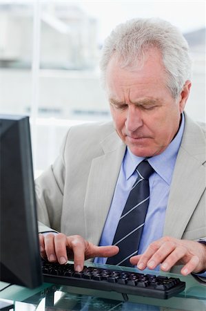 simsearch:400-04188055,k - Portrait of a senior manager using a computer in his office Stockbilder - Microstock & Abonnement, Bildnummer: 400-05900813