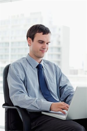 simsearch:400-07514126,k - Portrait of a manager using a laptop in his office Fotografie stock - Microstock e Abbonamento, Codice: 400-05900862